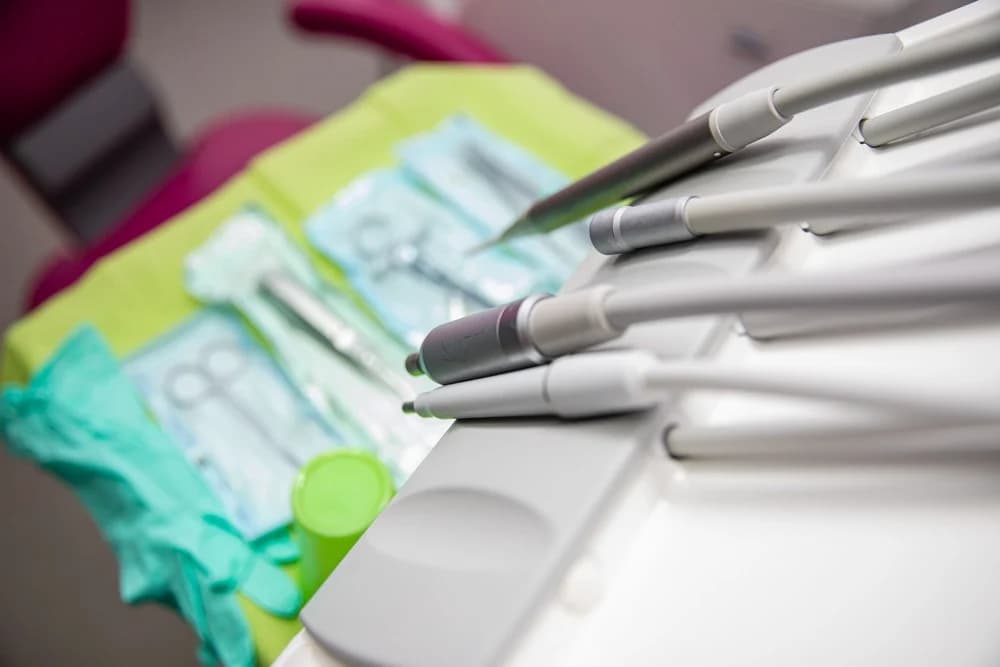 Servicii stomatologice complete - aparat dentar, implanturi, albire dentară București – fotografia 2 din 5