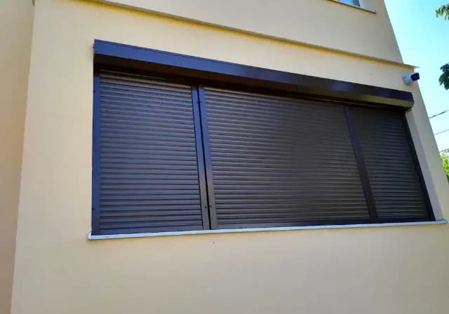 Rulouri exterioare pe comandă