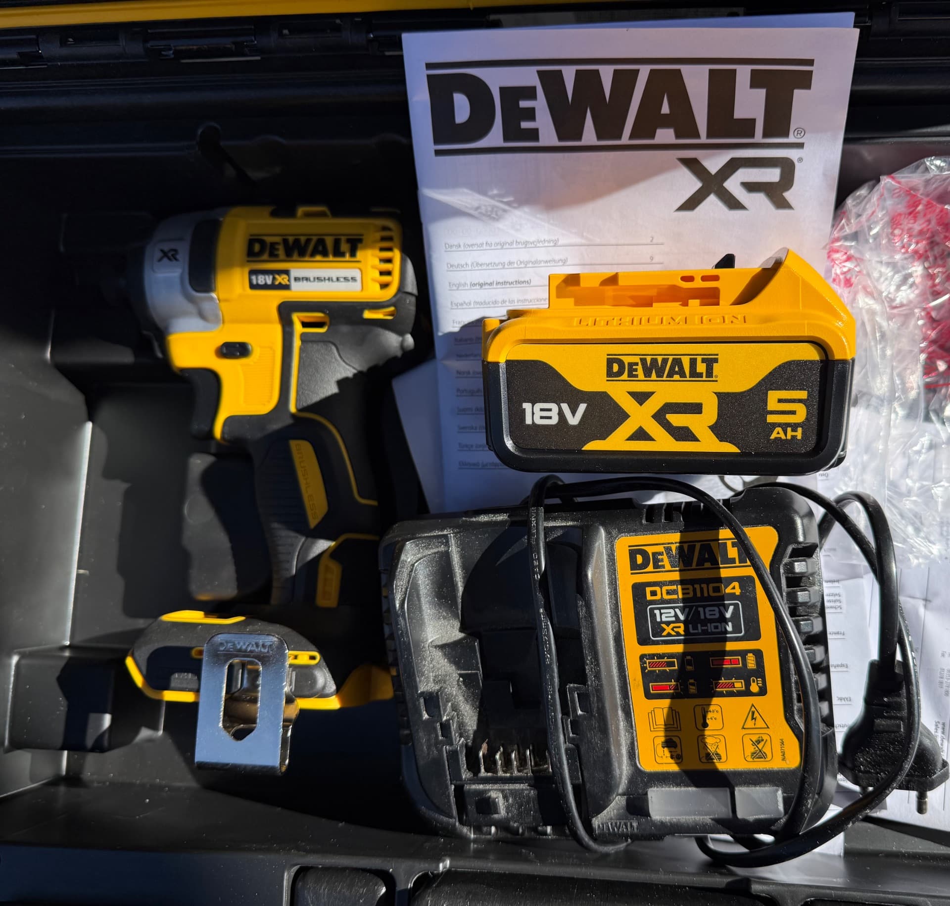 Bormaşină cu impact DEWALT XR