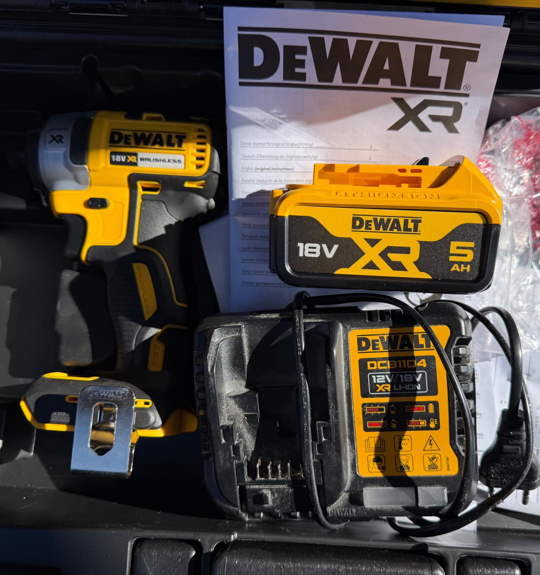 Bormaşină cu impact DEWALT XR – fotografia 2 din 4