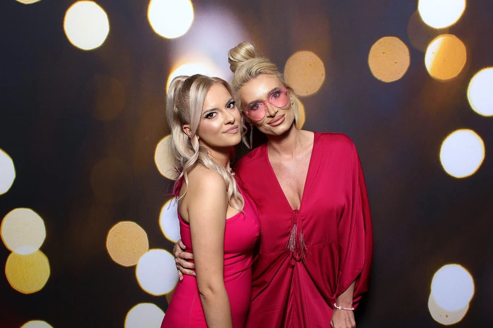 Servicii Evenimente Nuntă – Fum Greu, Cabină Foto, Artificii Interior, Bar Cocktail