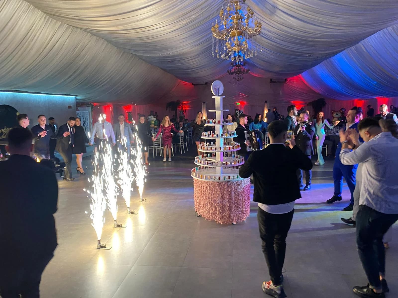 Servicii Evenimente Nuntă – Fum Greu, Cabină Foto, Artificii Interior, Bar Cocktail