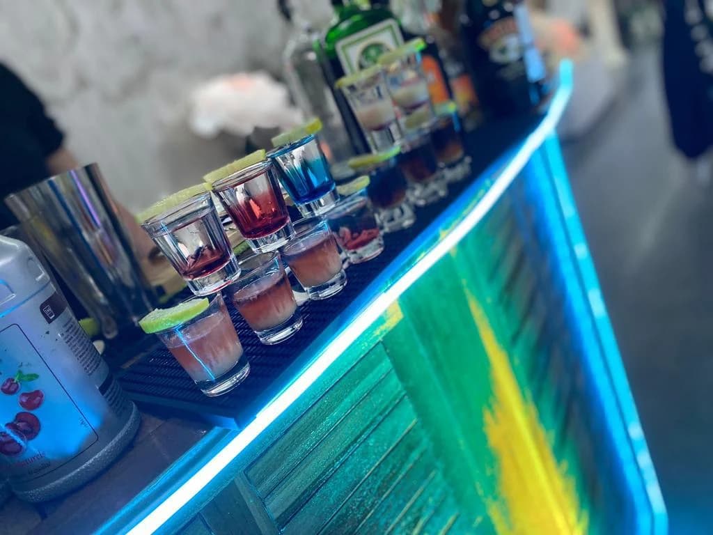 Servicii Evenimente Nuntă – Fum Greu, Cabină Foto, Artificii Interior, Bar Cocktail