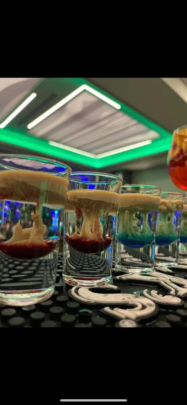 Servicii Evenimente Nuntă – Fum Greu, Cabină Foto, Artificii Interior, Bar Cocktail