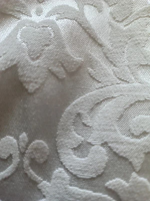 Set Rochie Elegantă Albă cu Dantelă Neagră și Cercei Soutache Asortați