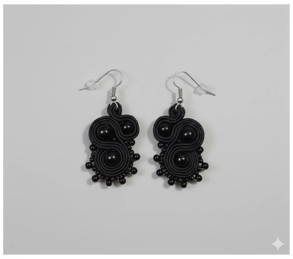 Set Rochie Elegantă Albă cu Dantelă Neagră și Cercei Soutache Asortați