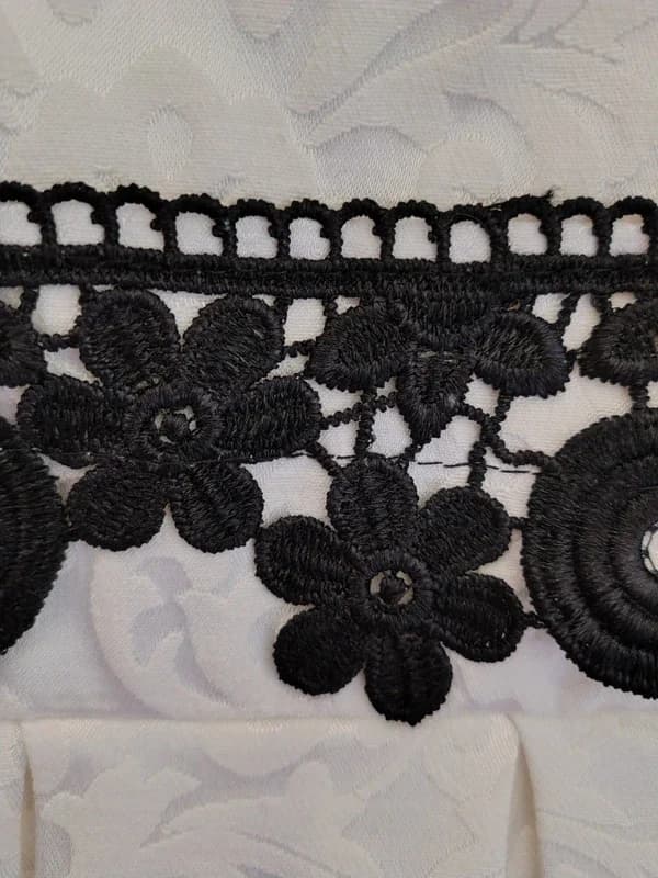 Set Rochie Elegantă Albă cu Dantelă Neagră și Cercei Soutache Asortați