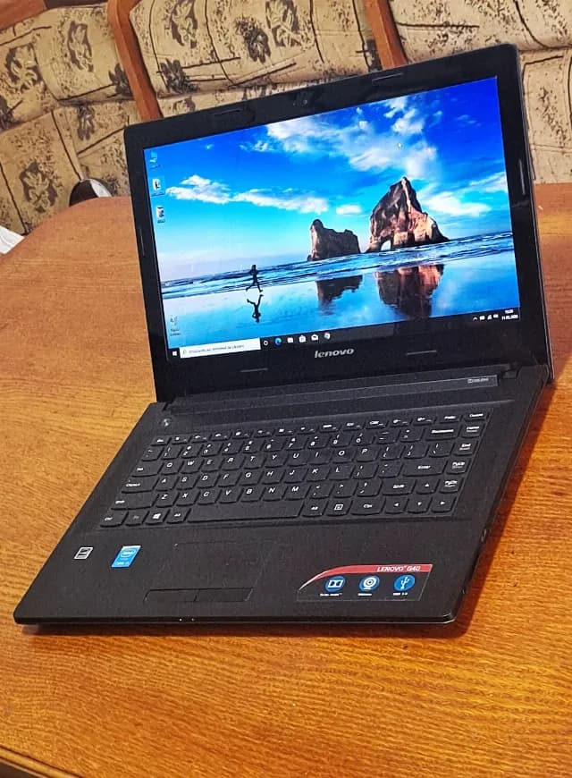 Vand laptop Lenovo--Intel i3-5005U--SSD 120 GB--8GB RAM--Baterie 5 ore
