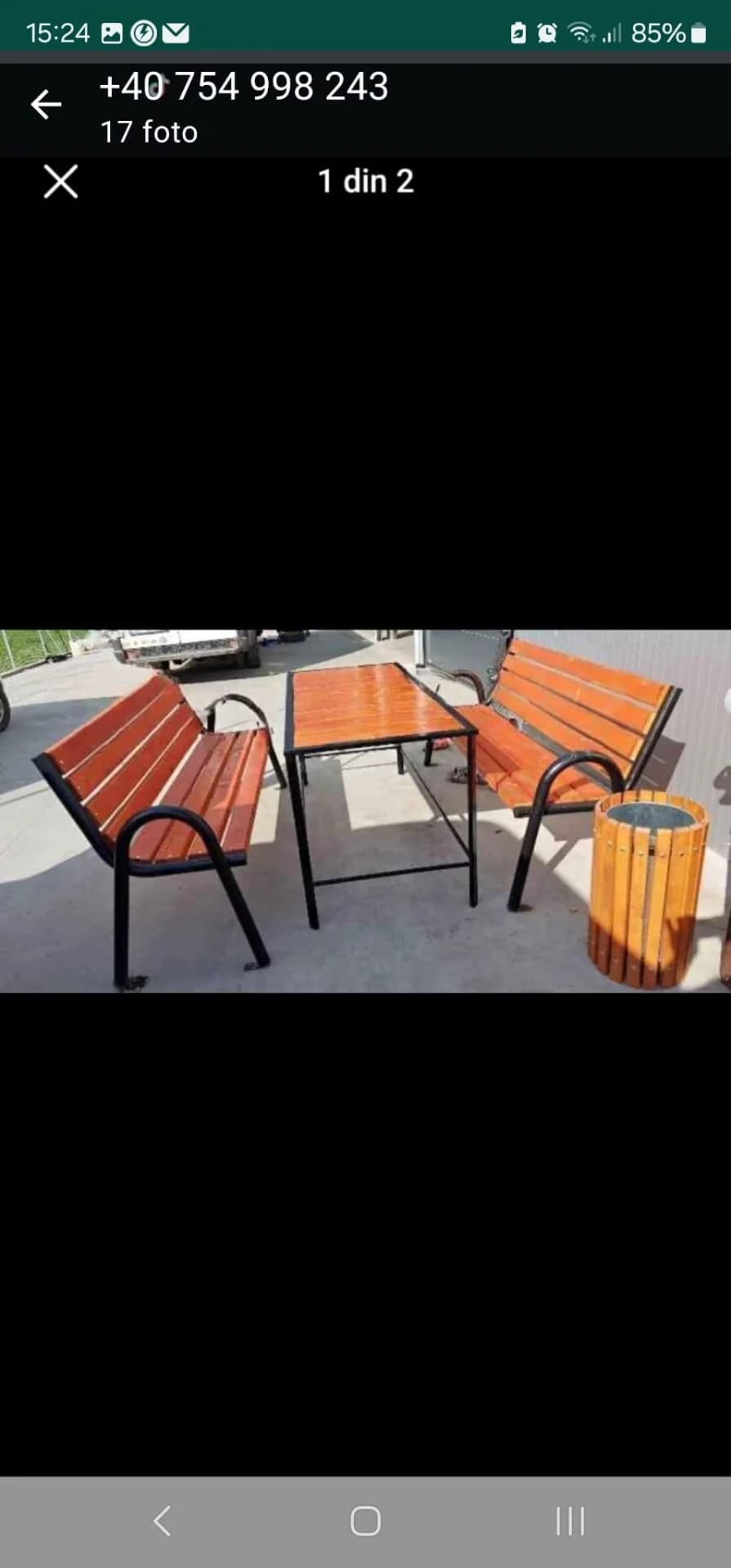 Masa cu două bănci și un cos gunoi