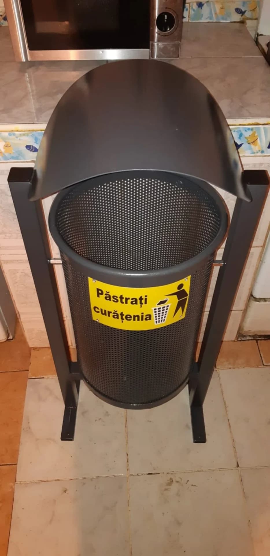 Cos gunoi din tabla perforata cu capac