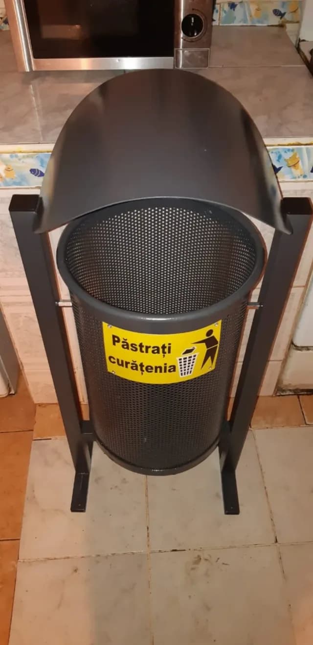 Cos gunoi din tabla perforata cu capac