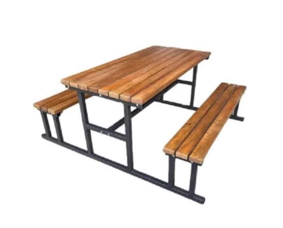 Masa din țeavă pătrată cu doua bancute și o masa – Potcoava, Olt