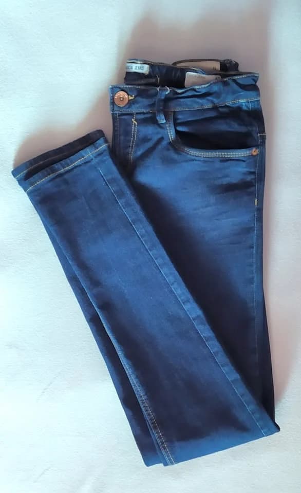 4 perechi de blugi ,culori diferite ,aceeași mărime M , (40 Lei bucata)