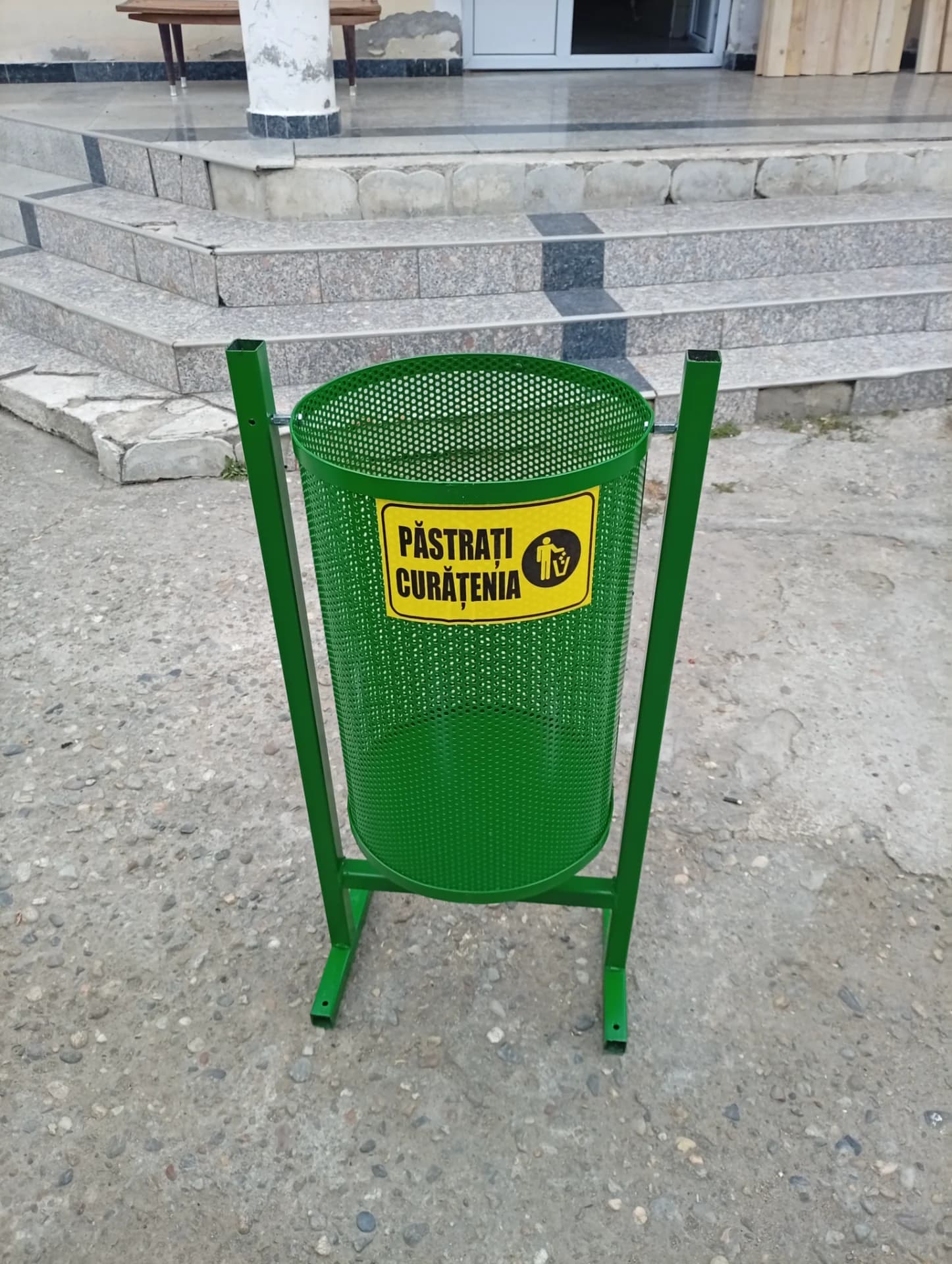 Cos gunoi din tabla perforata