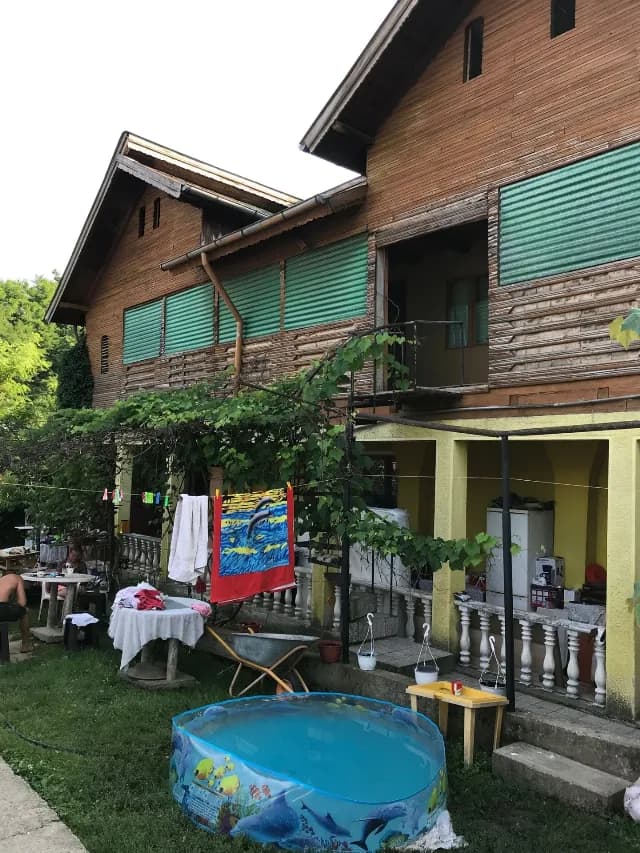 vand casa cu livada