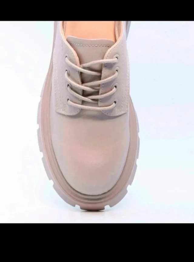Pantofi oxford cu siret.