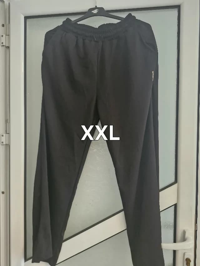 Pantaloni evazați