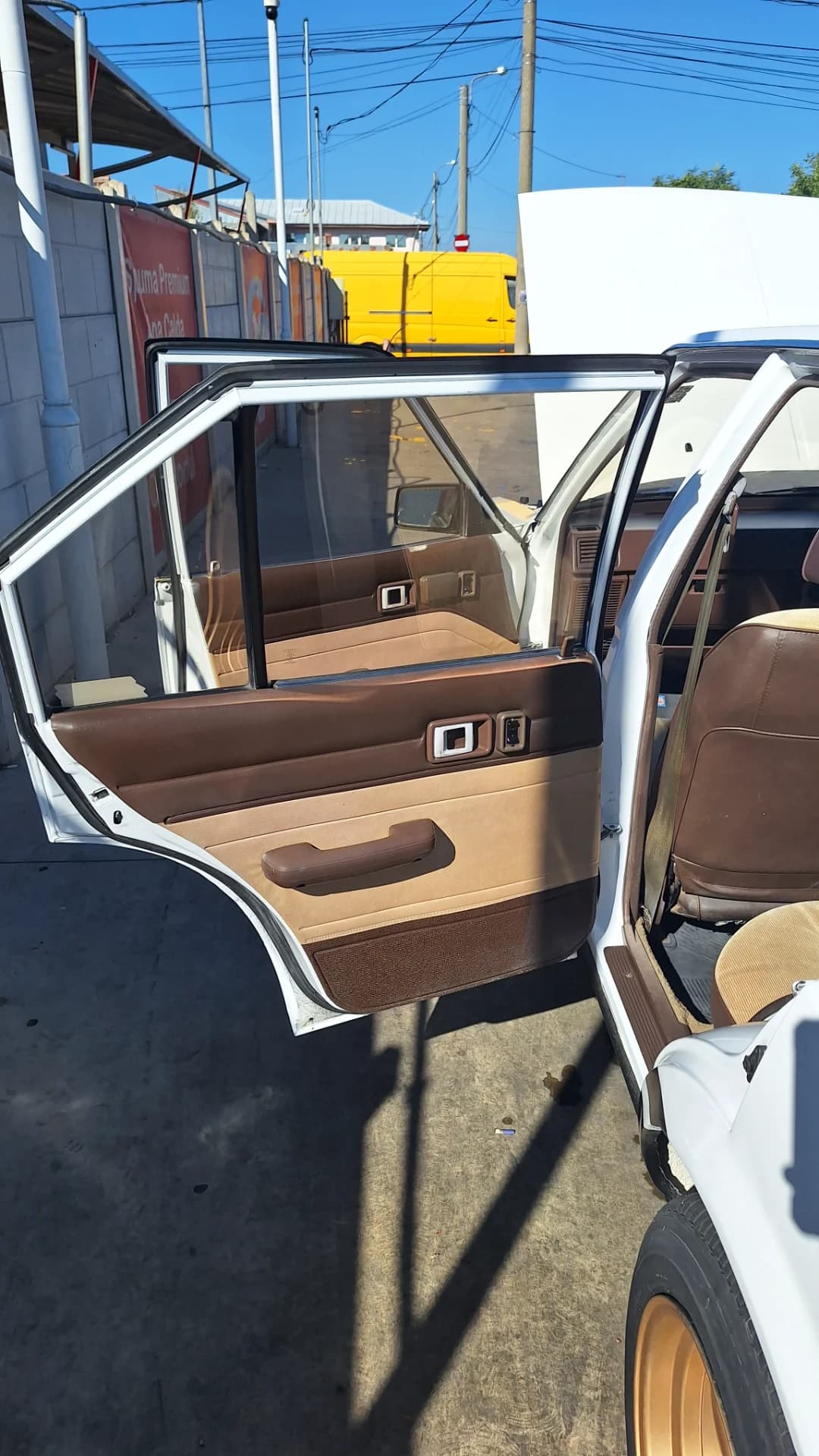 Toyota Carina – fotografia 4 din 8