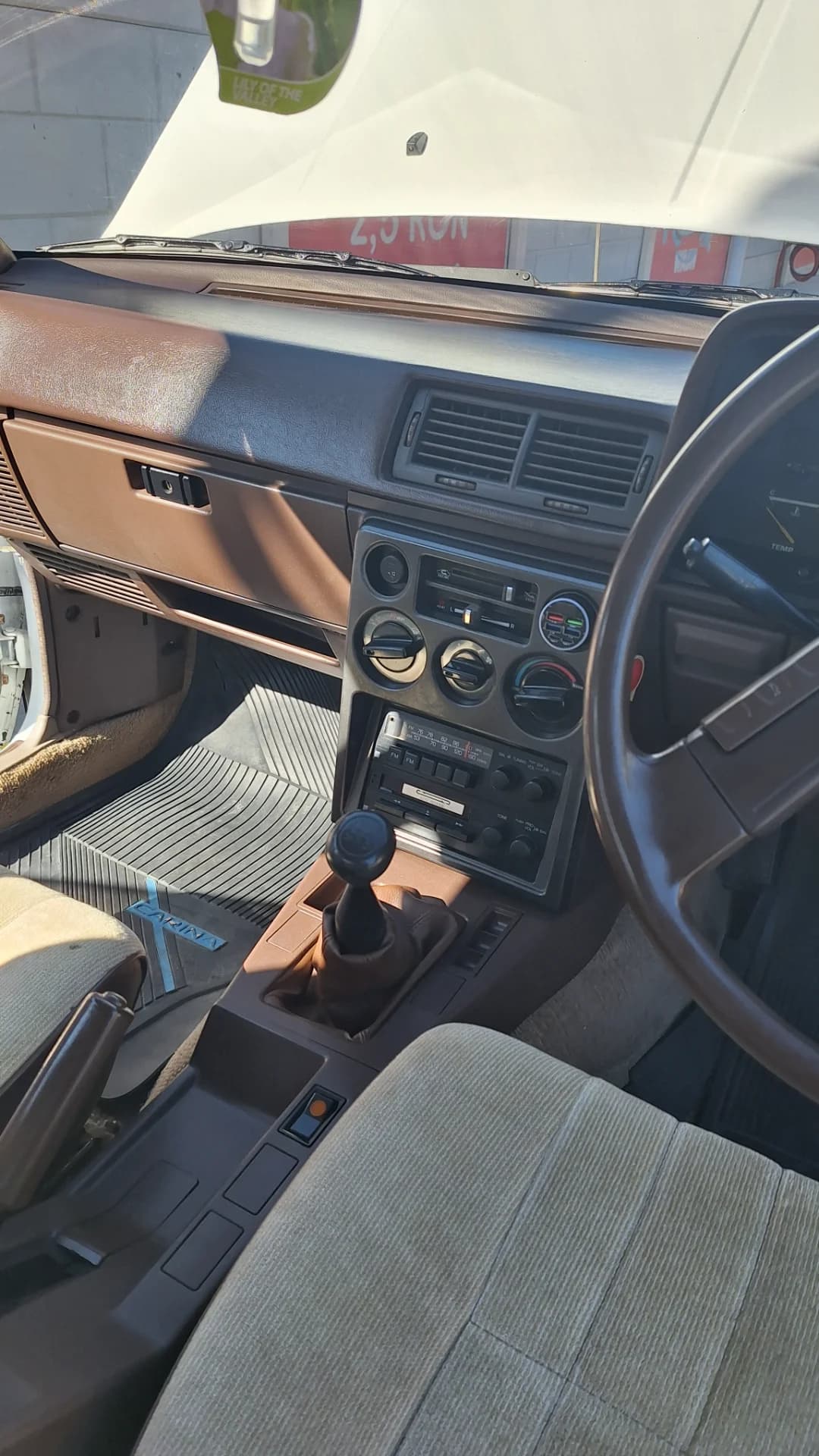 Toyota Carina – fotografia 7 din 8
