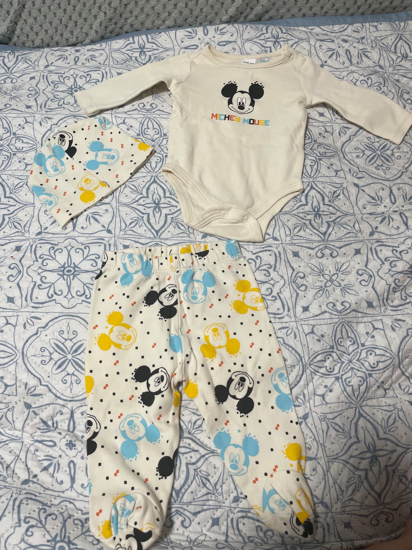 Set , body , pantaloni, căciulă – Susani, Arad – Haine
