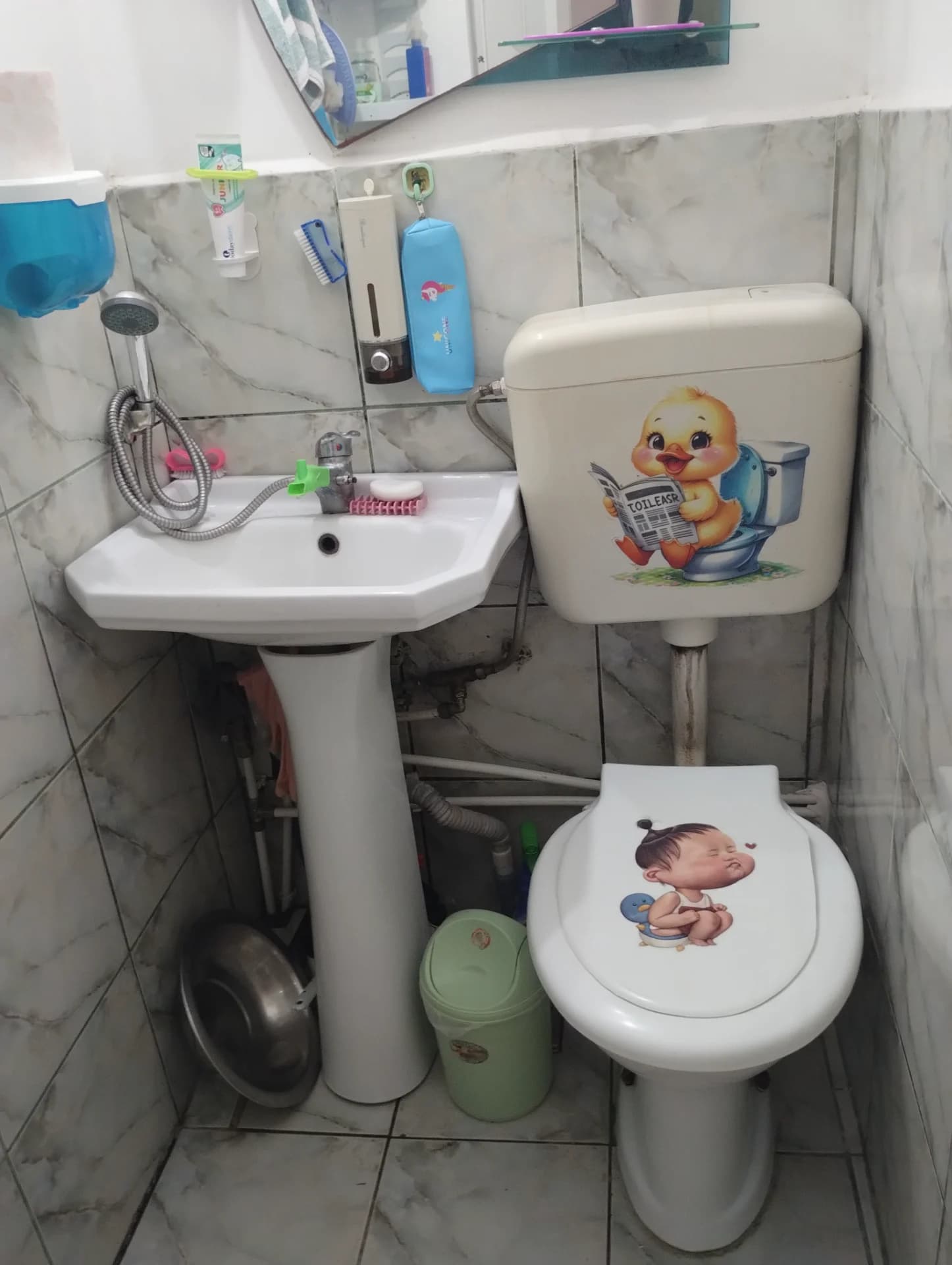 @Vand 70mp ,apartament cu 4 camere decomandat parter balcon 10mp/2mp autorizat,gaze naturale,centrala proprie, scurgere canalizare separata, – fotografia 4 din 5