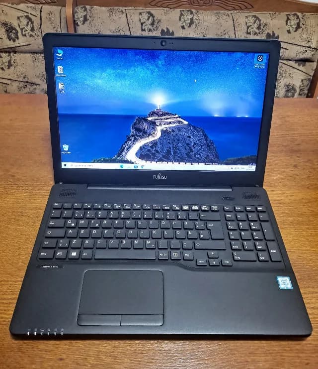 Vand laptop Fujitsu LifeBook A556 / Procesor i5-6200U / 8 GB RAM ( DDR4 ) / SSD 120 GB