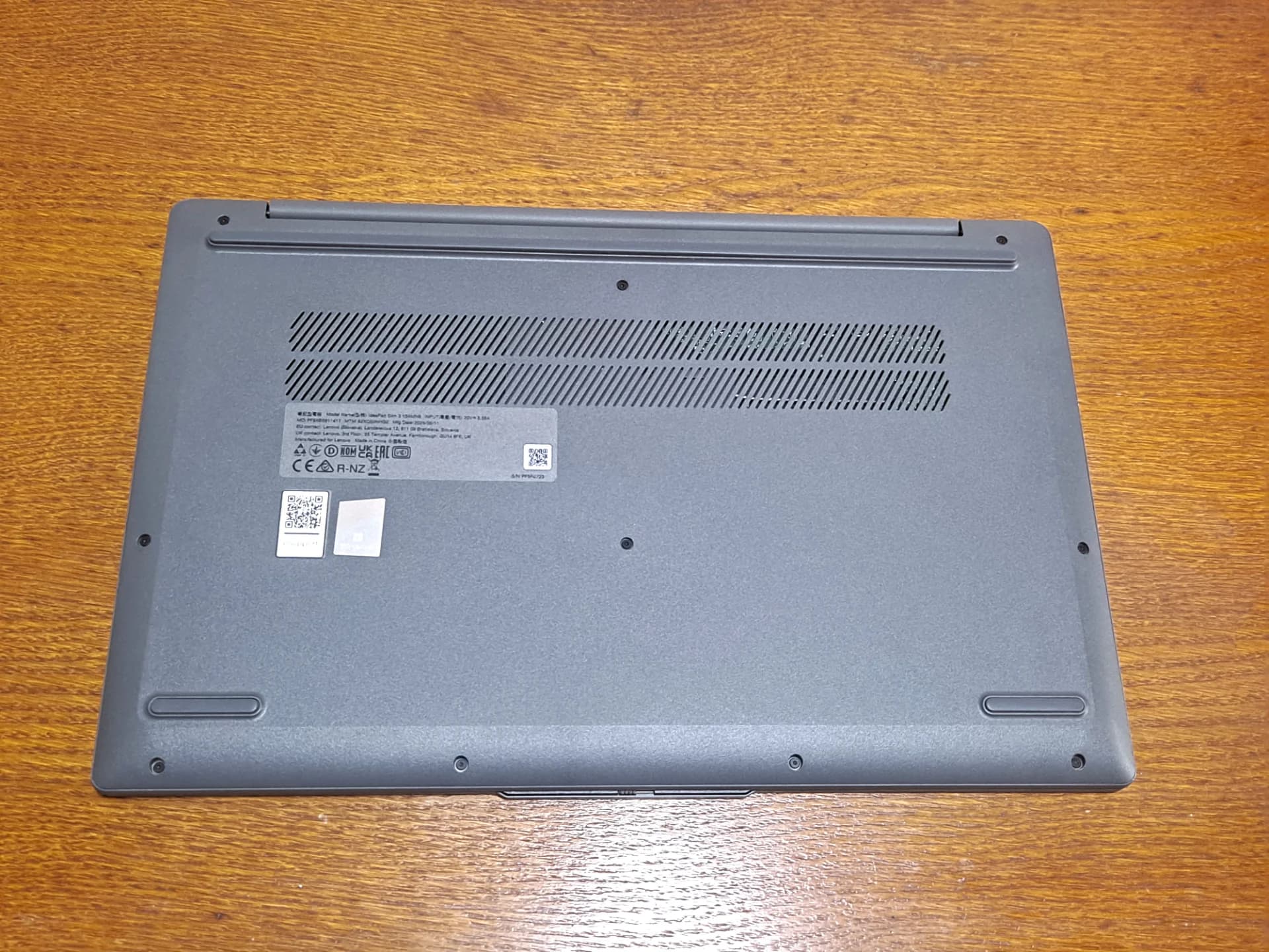 Vand laptop Lenovo IdeaPad Slim 3--AMD RyzenTM 5 7520U-4.3GHz--8 GB RAM DDR5--512GB SSD – fotografia 7 din 8