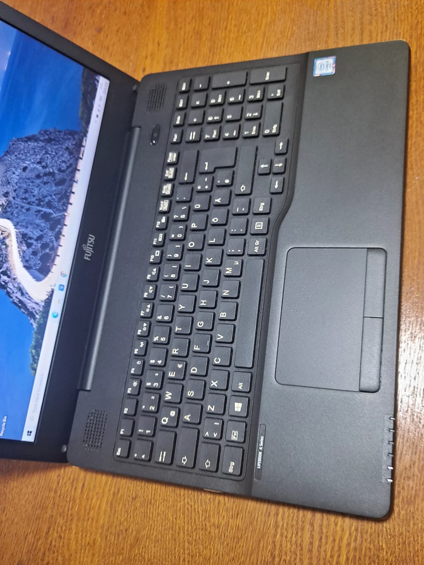 Vand laptop Fujitsu LifeBook A556 / Procesor i5-6200U / 8 GB RAM ( DDR4 ) / SSD 120 GB – fotografia 3 din 8