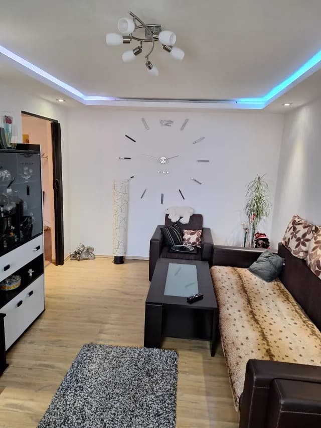 Apartament de vânzare în Cisnădie cu 3 camere și 2 balcoane, complet mobilat cu toate utilitățile și climatizare, 68mp. Preț 85.000 euro negociabil.