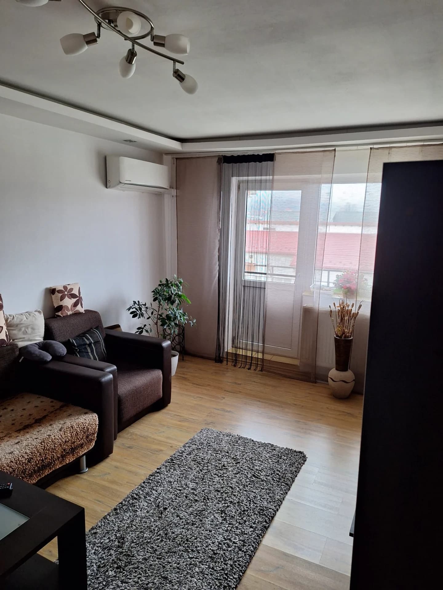 Apartament de vânzare în Cisnădie cu 3 camere și 2 balcoane, complet mobilat cu toate utilitățile și climatizare, 68mp. Preț 85.000 euro negociabil. – fotografia 2 din 8