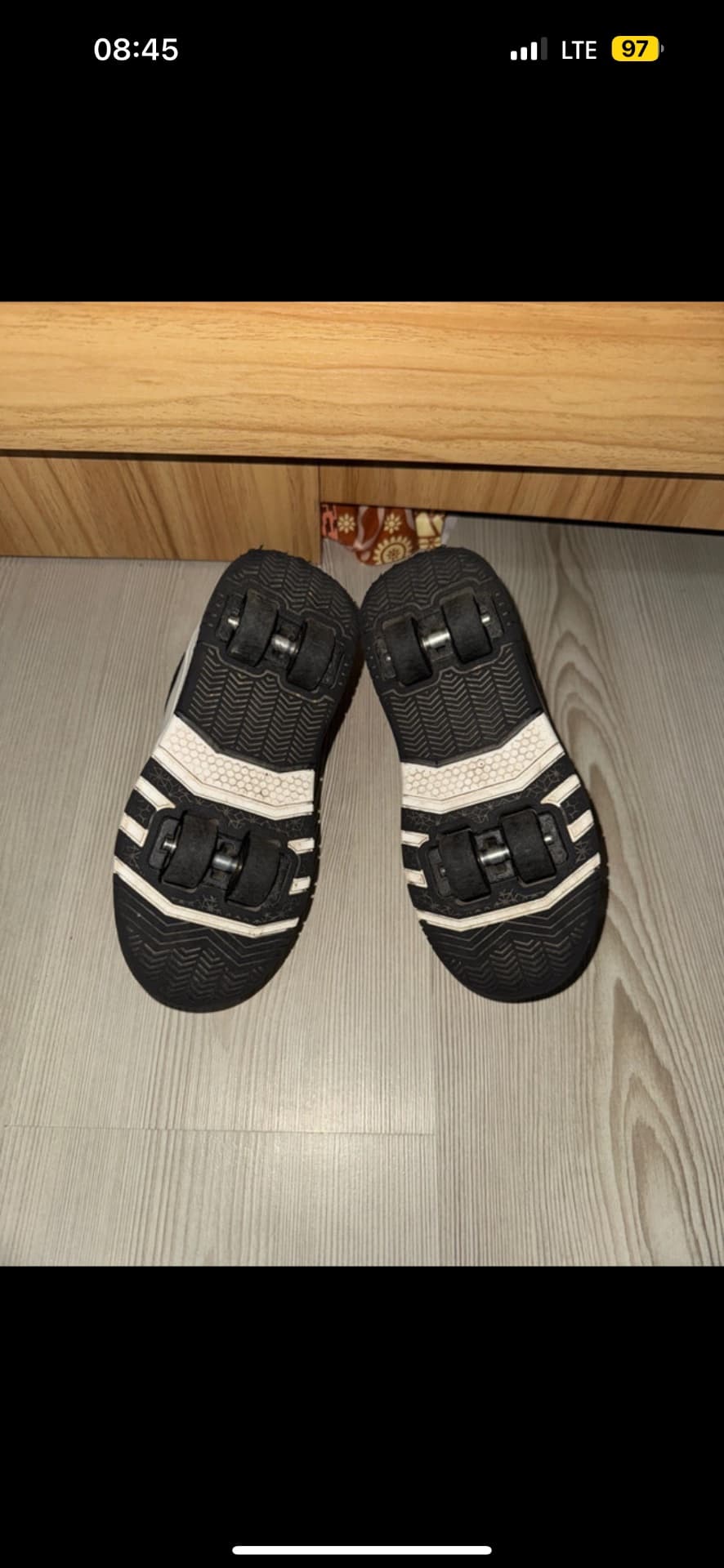 Adidasi băieței cu role – fotografia 4 din 4