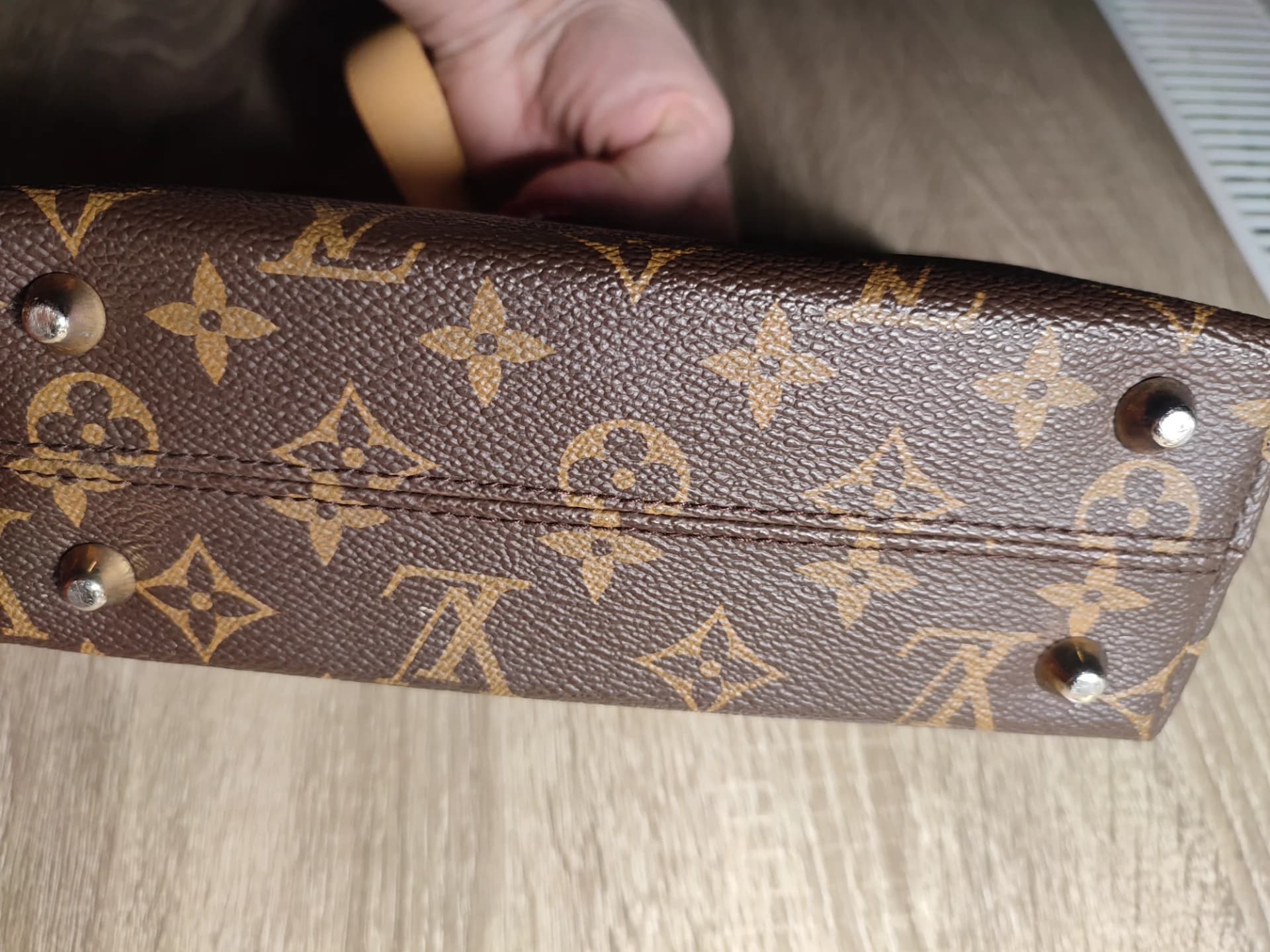 Poșetă mica copie brand Vuiton – fotografia 4 din 7
