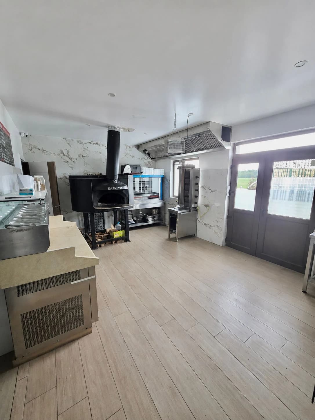 Spatiu comercial si teren – fotografia 2 din 7