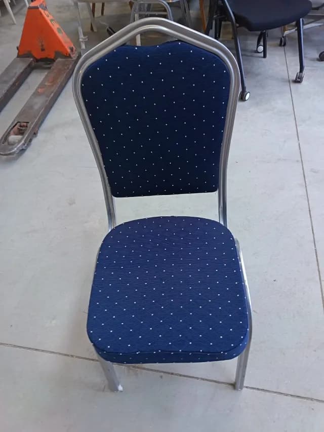 Scaune conferință și polipropilena