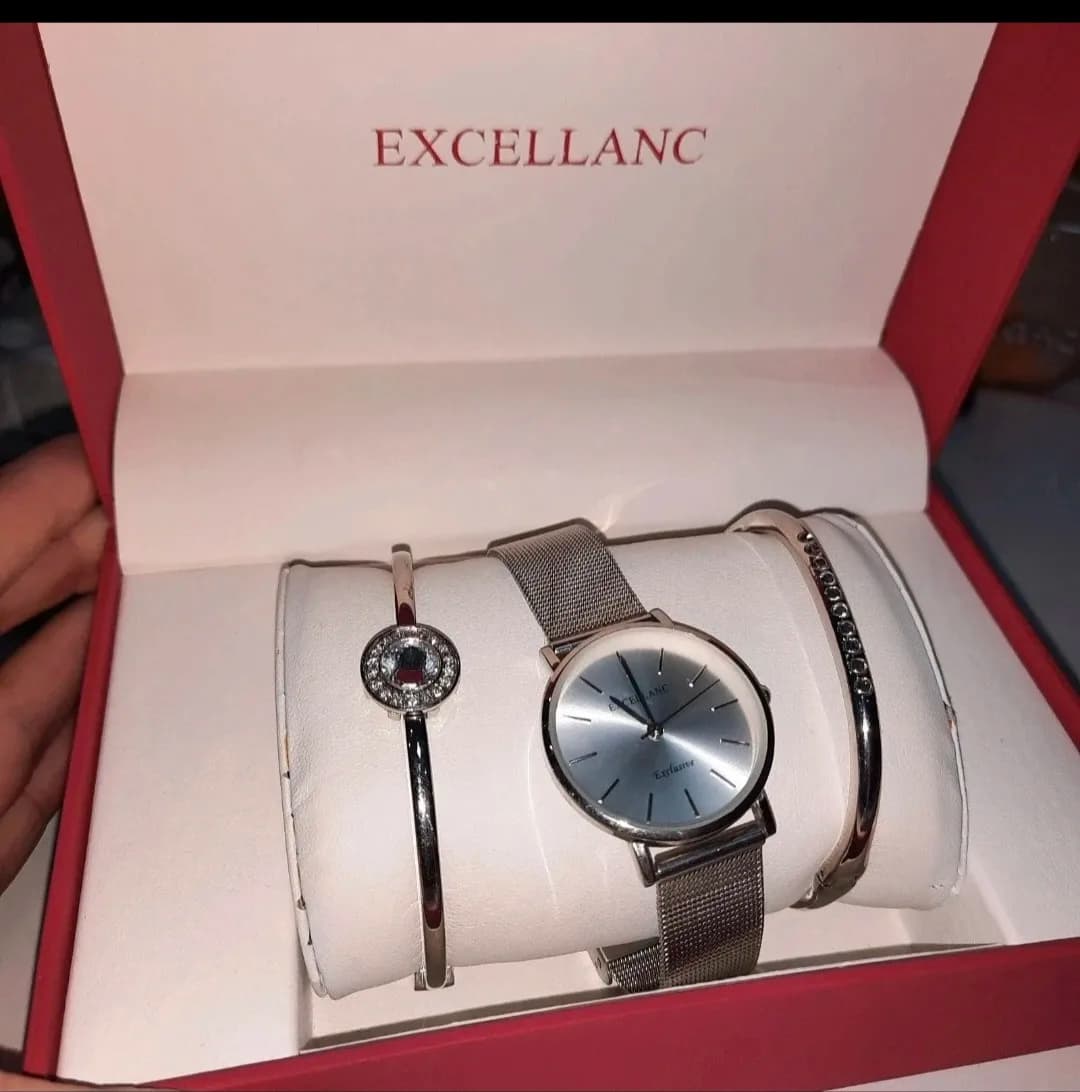 "Set Ceas dama, Excellanc, Silver, cu 2 bratari decorate  cu cristale,Nou
Brand Excellanc – Sector 5, București – Alte anunțuri
