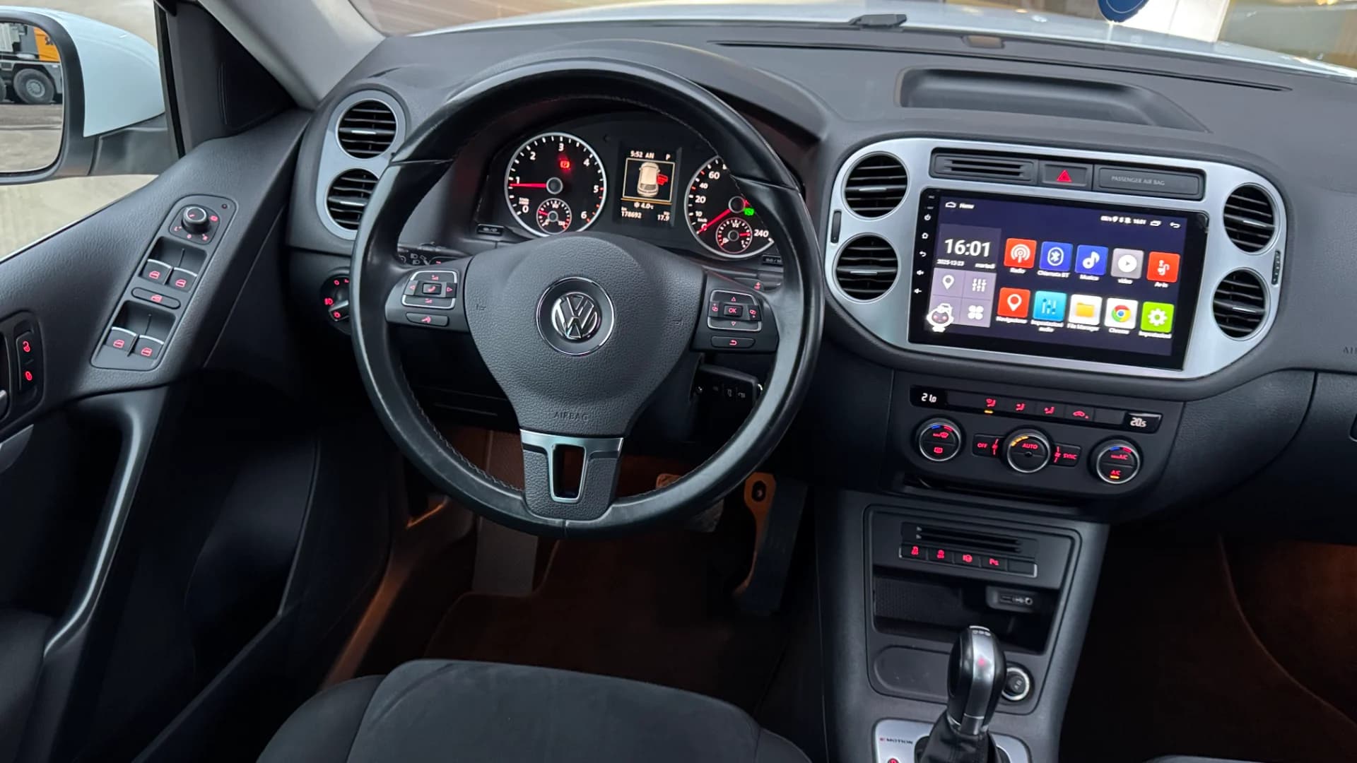 Volkswagen Tiguan 2.0 TDI SCR 4MOTION BlueMotion Technology DSG Sport & Style – fotografia 7 din 8