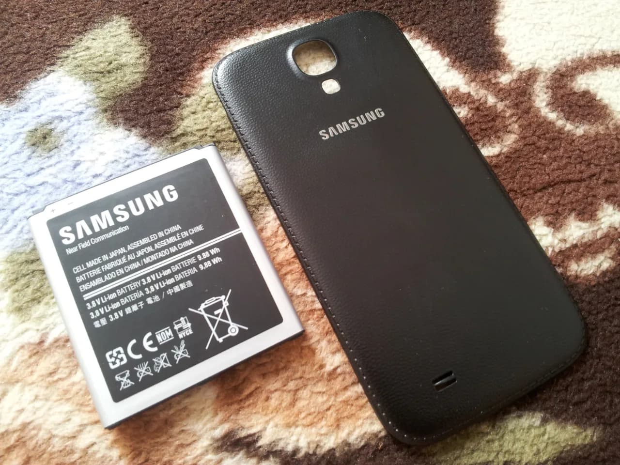 Samsung Galaxy S4, baterie si capac spate,modelul din imitatie piele – Vatra Dornei, Suceava