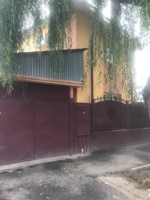 Vila p+1 si 1100 mp teren