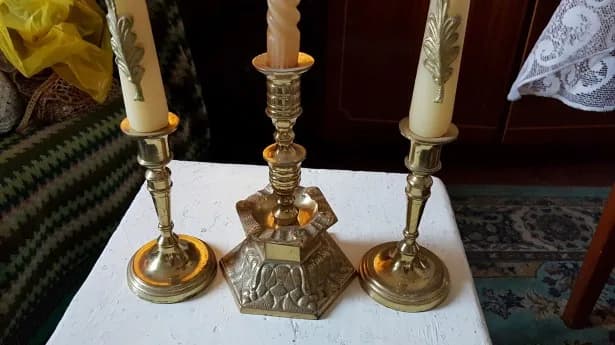 Set alcatuit din 3 sfesnice bronz masiv foarte vechi – fotografia 2 din 2