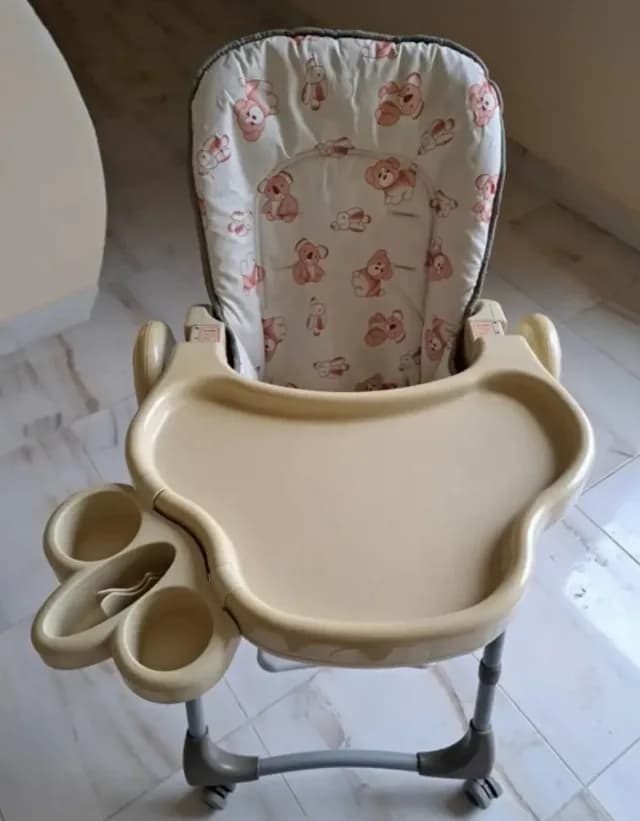 Scaun cu măsuță de mancat
