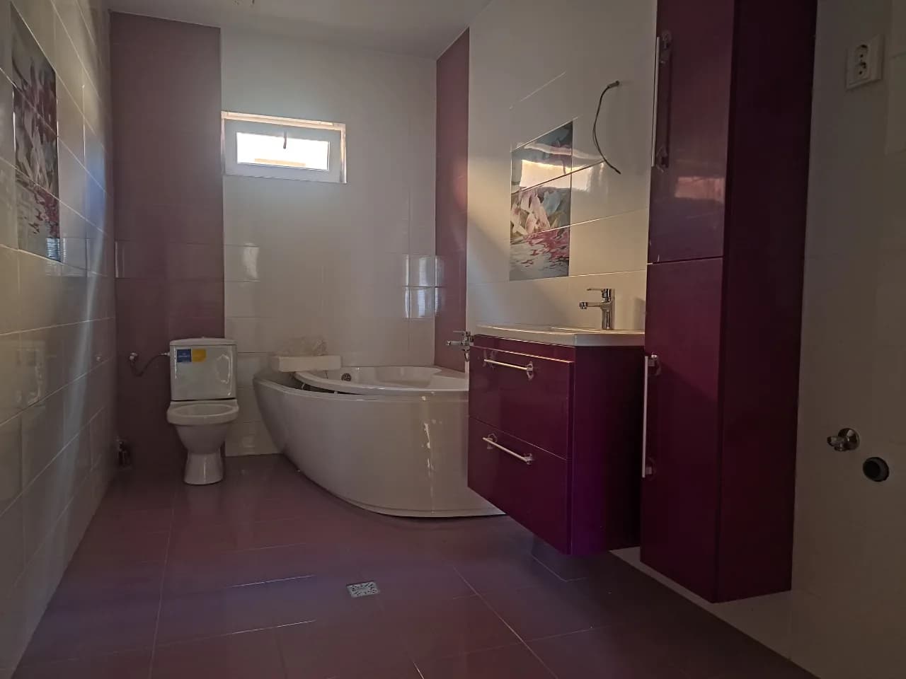 Casă de vânzare – fotografia 2 din 8