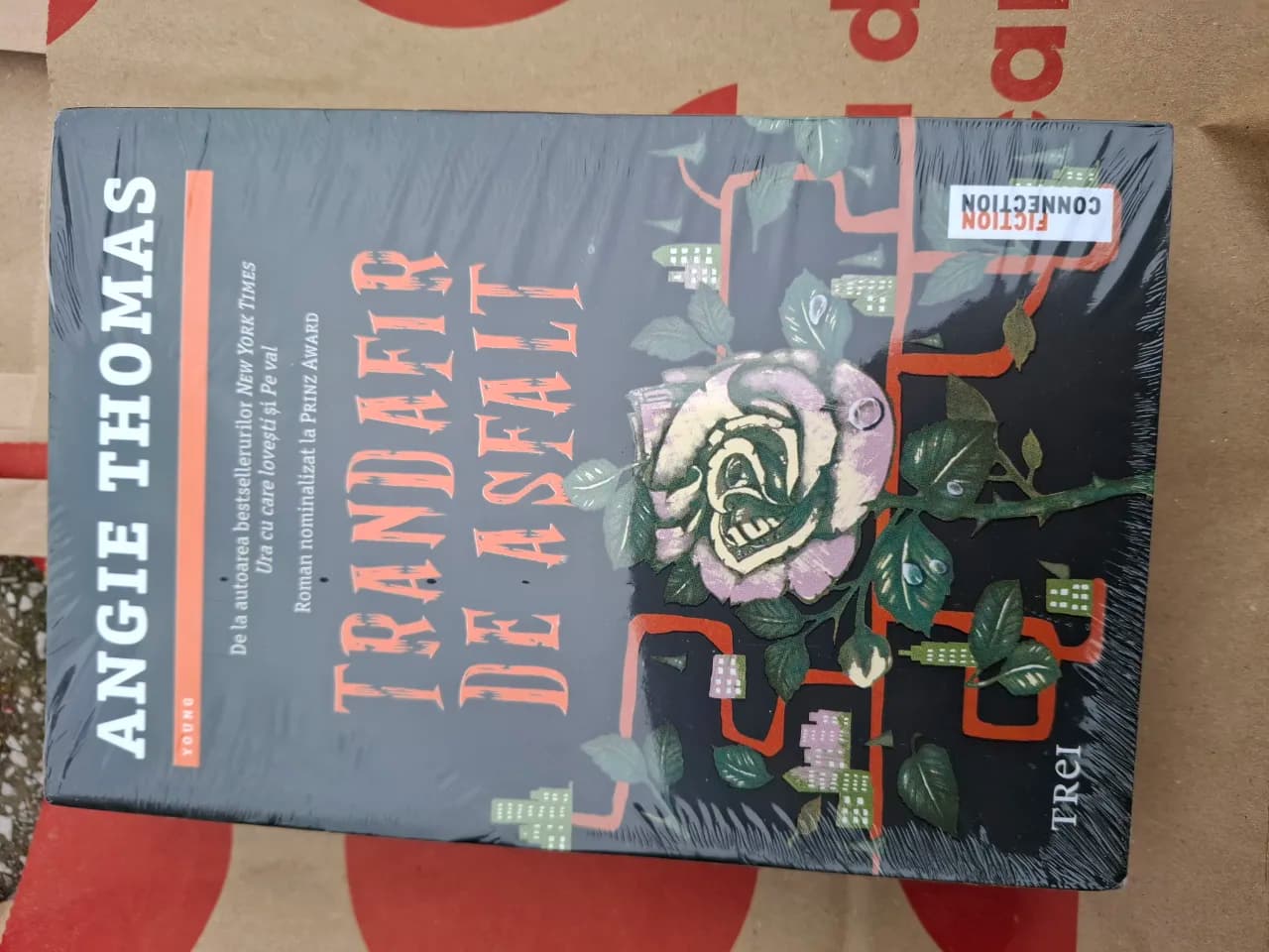angie thomas-trandafir de asfalt