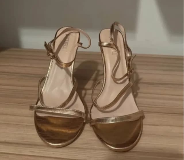 Sandale aurii elegante nepurtate