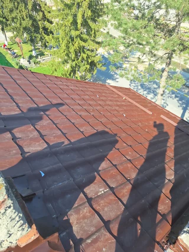 Montaj tigla metalica si ceramica
