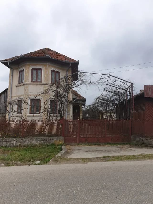 Vand teren cu casa batraneasca Berevoesti Arges