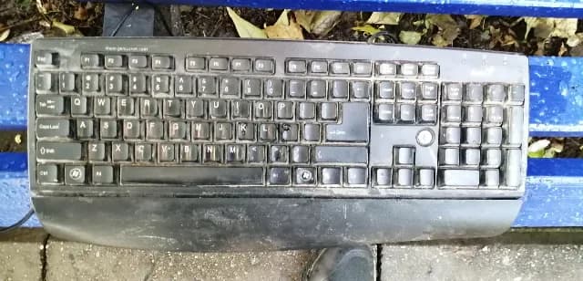 tastatura  de culoare neagra