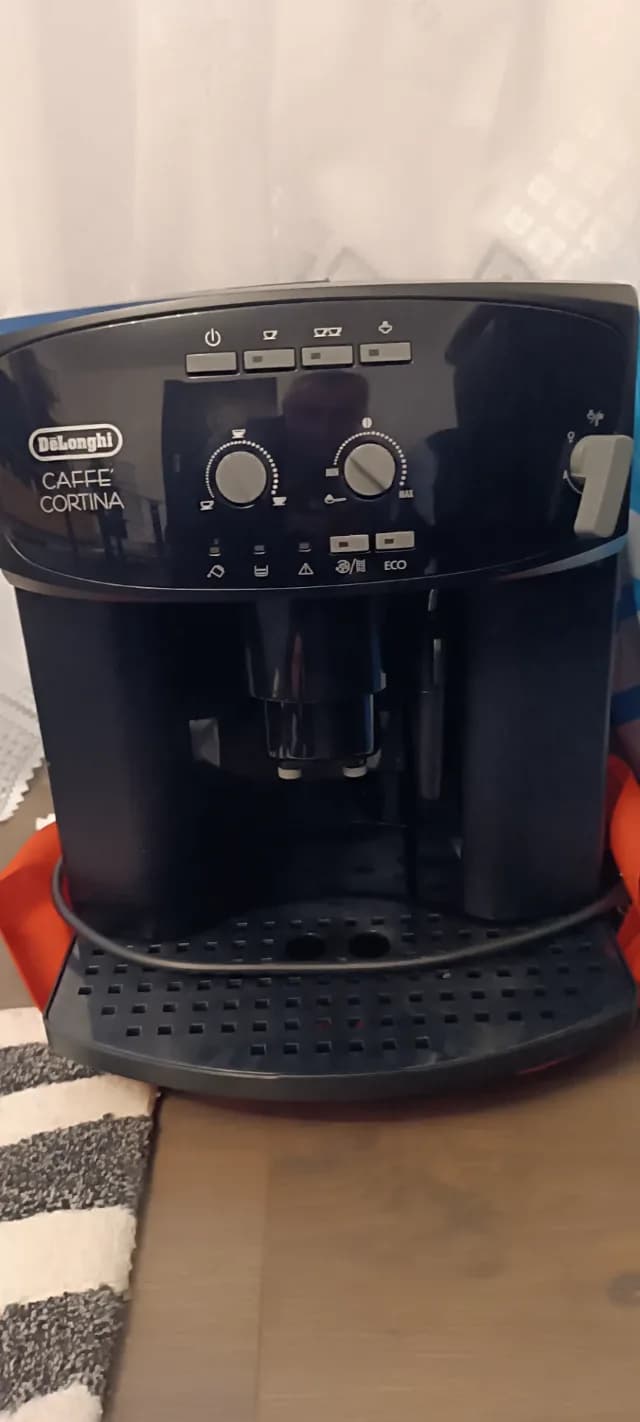 Expresor de cafea marca DeLonghi
