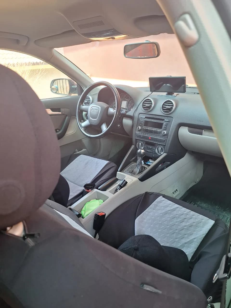 Audi A3 automat, an 2010, motor1600cm diesel, negru, functionare perfecta, 290000km, filtre, ulei, frane, cauciucuri,noi – fotografia 6 din 8