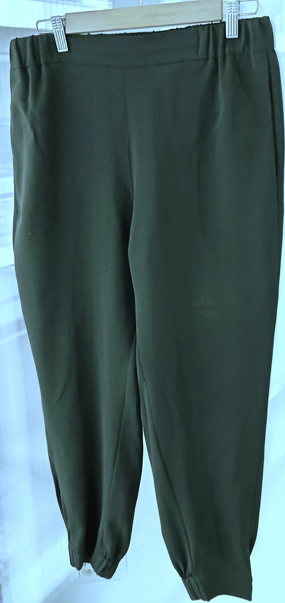 Pantalonii COS verzi matasosi de vara – Sector 5, București