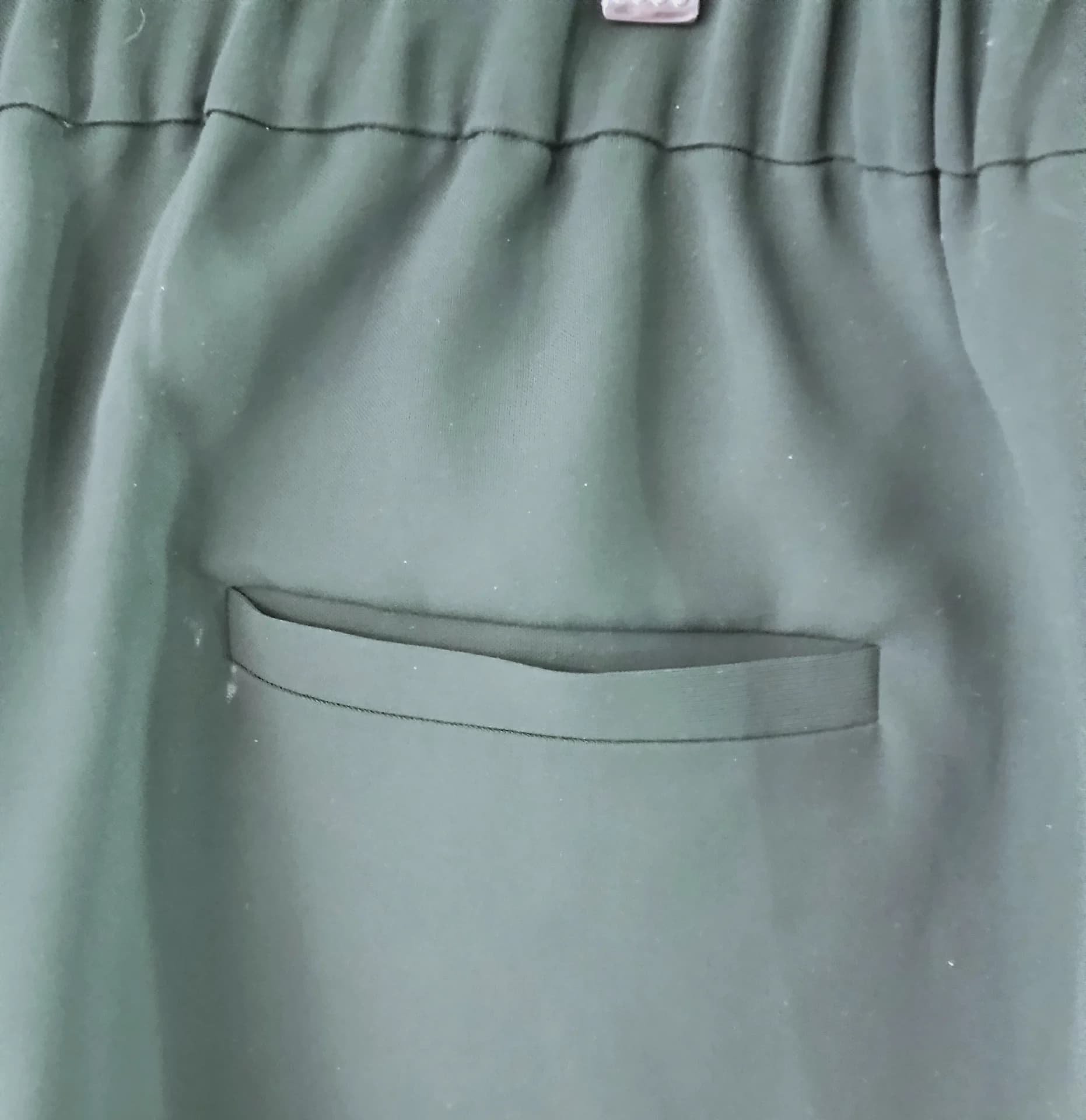 Pantalonii COS verzi matasosi de vara – fotografia 5 din 8